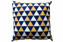Sierkussen 45x45 marineblauw en gele driehoeken