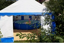 Tuin tenten - blauw en wit Bavaria 4 x 6 m tent met zwembad binnen