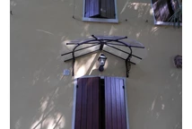 Auvent porte en polycarbonate Lily Palram - Canopia anthracite